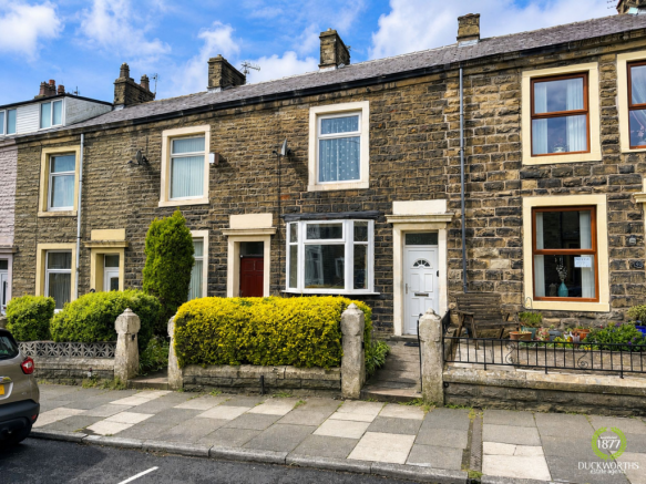 2 bed property, in Blackburn Road, £90,000