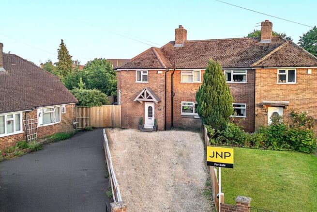 5 bed property, in Beaumont Way, £725,000