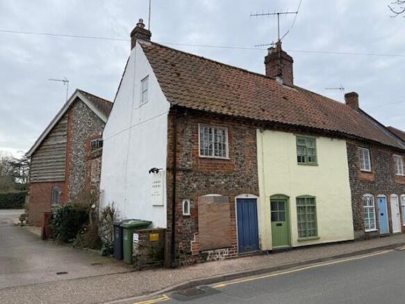 1 bed property, in 18 Station Road, £170,000