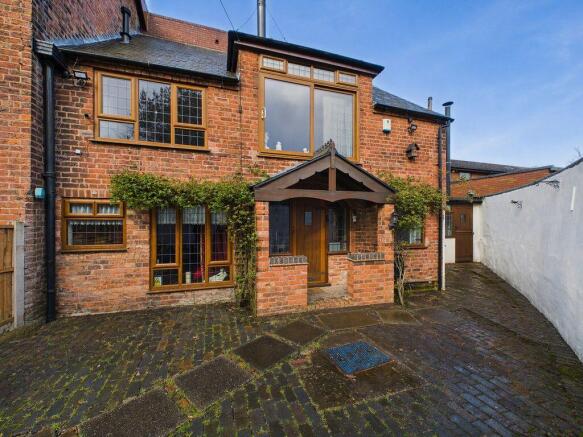 2 bed property, in Poplar Road, £265,000