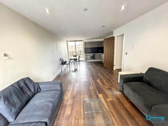 2 bed property, in Cambridge Street, £280,000