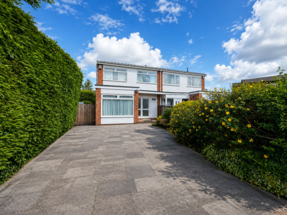 4 bed property, in Winchester Close, £400,000