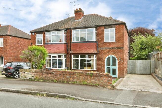 3 bed property, in Grange Avenue, £215,000