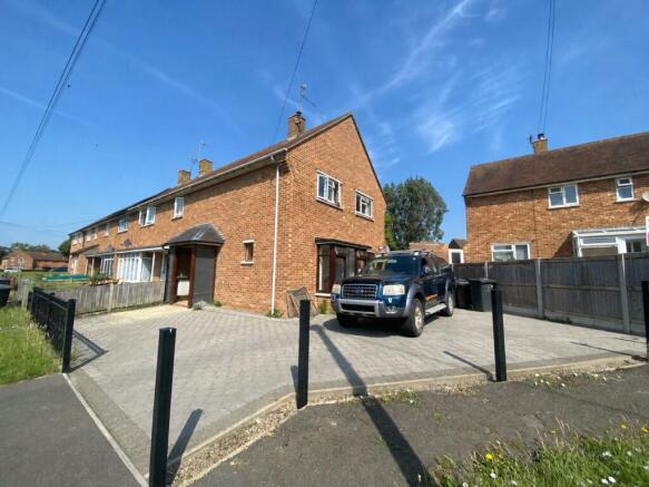 2 bed property, in Swan Road, £240,000