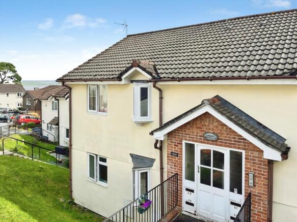 2 bed property, in Biscombe Gardens, £118,000