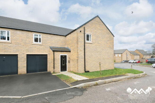 2 bed property, in 24 Charlestown View, £65,000