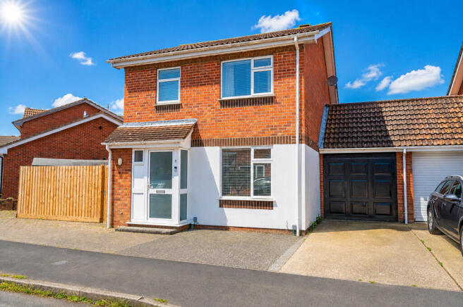 3 bed property, in Shotley Close, £277,500