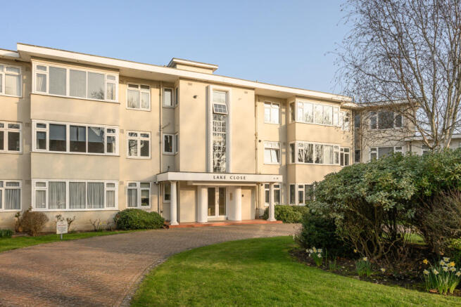 2 bed property, in Lake Close, £525,000