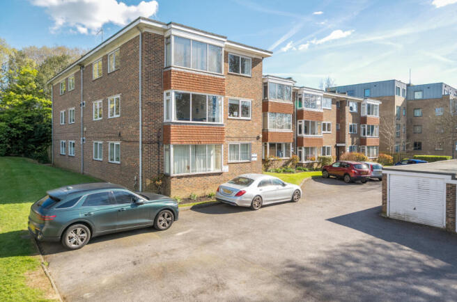 2 bed property, in Goldstone Crescent, £325,000