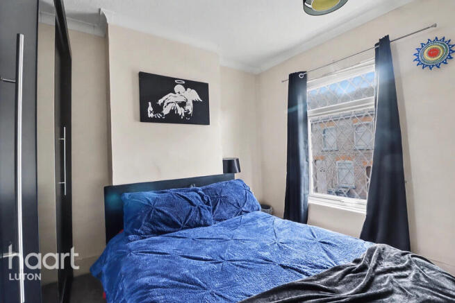 2 bed property, in North Street, £270,000