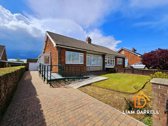 2 bed property, in Southgate, £195,000