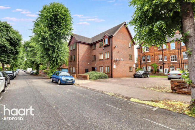 1 bed property, in Chaucer Road, £100,000