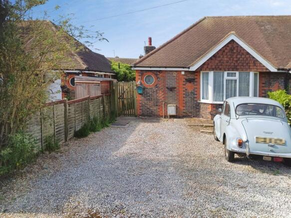 2 bed property, in Station Road, £260,000