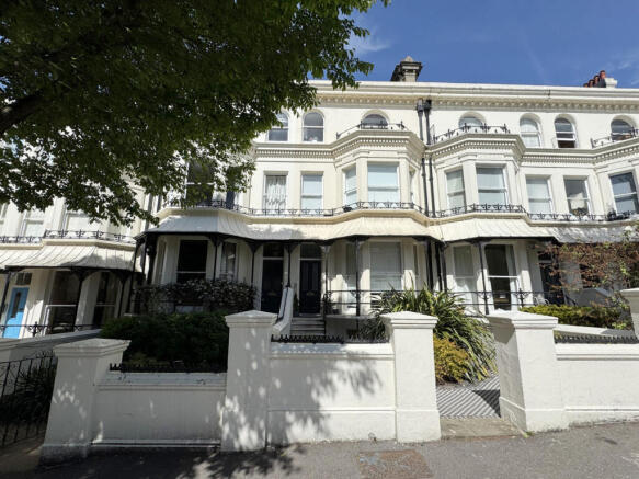 1 bed property, in Sillwood Road, £300,000