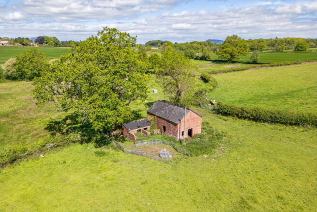 2 bed property, in Fairview Barn, £250,000