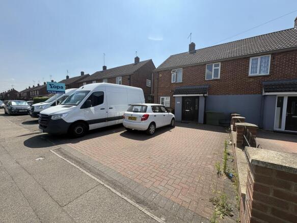 3 bed property, in Poplar Avenue, £275,000