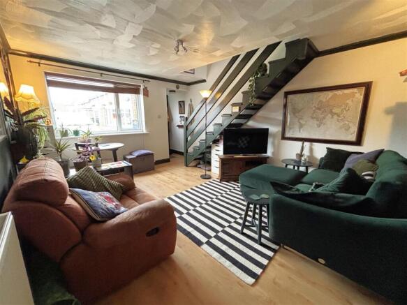 2 bed property, in Overbury Close, £225,000