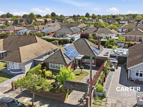 2 bed property, in Chelsworth Crescent, £600,000