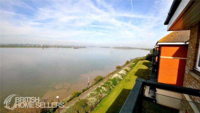 2 bed property, in Harrisons Wharf, £270,000