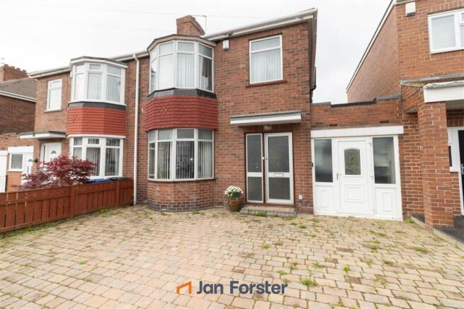 3 bed property, in Yewtree Gardens, £210,000