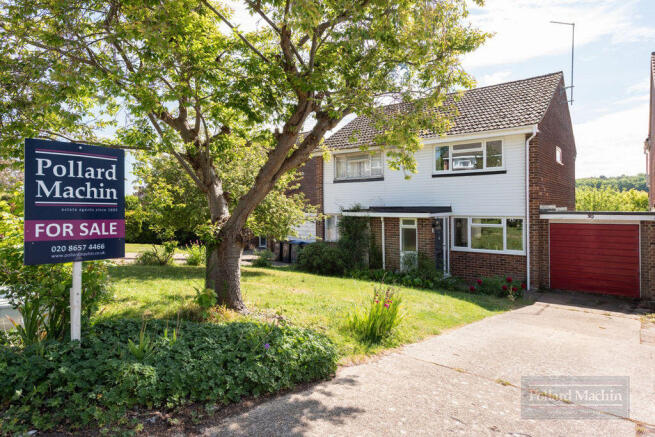 2 bed property, in Bullfinch Road, £400,000