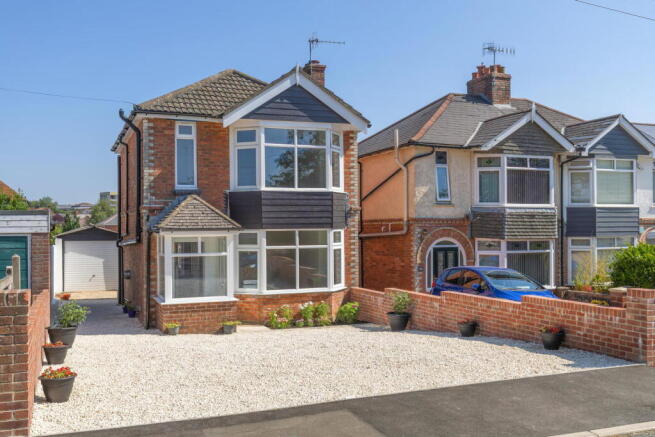 3 bed property, in Coburg Road, £450,000