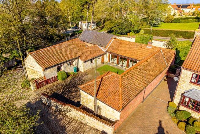 4 bed property, in Far End, £575,000