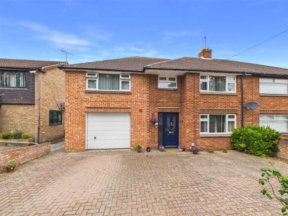 4 bed property, in St. Johns Avenue, £450,000
