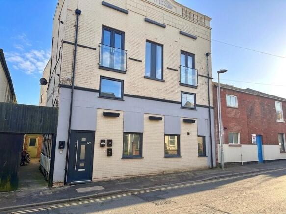 2 bed property, in Englands Lane, £115,000