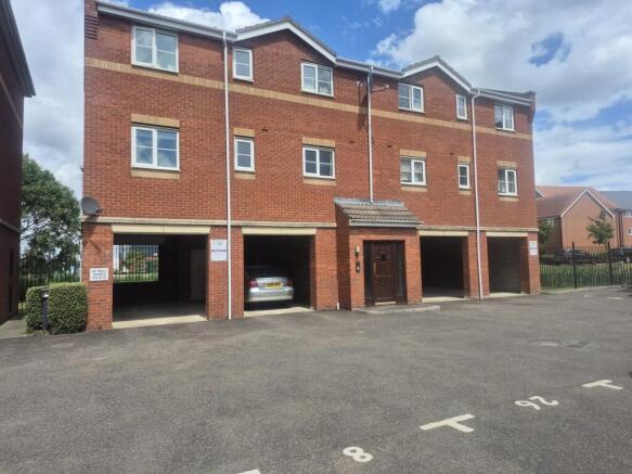 2 bed property, in 2 Holmes Court, £115,000