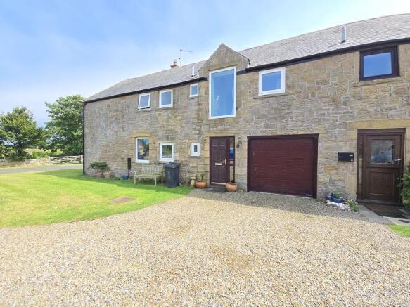 4 bed property, in Farm Court, £325,000