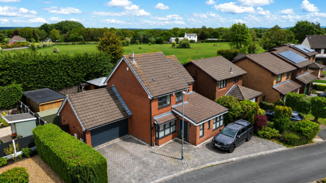 4 bed property, in Ryecroft Avenue, £420,000
