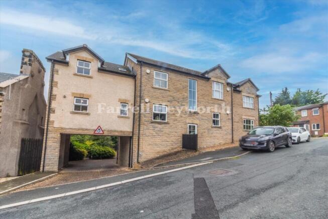 2 bed property, in Bank Road, £110,000