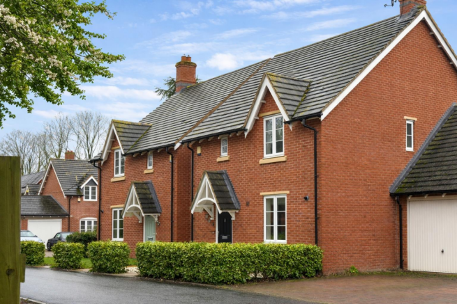 3 bed property, in Cypress Road, £370,000