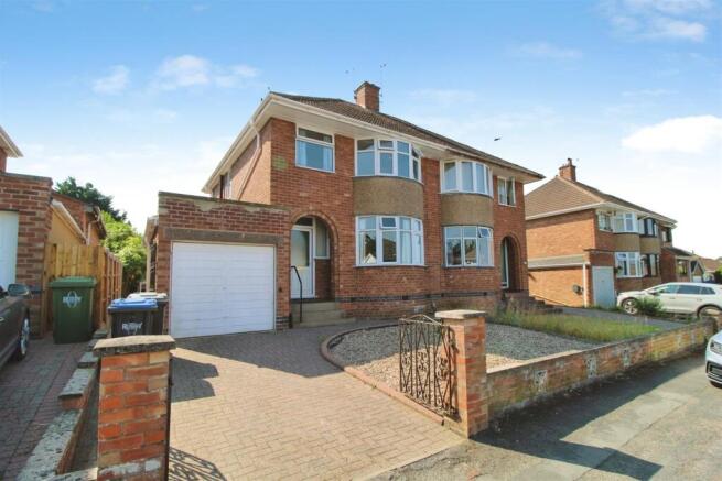3 bed property, in Hillary Road, £290,000
