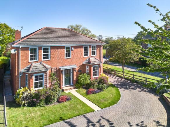 5 bed property, in Newland, £500,000