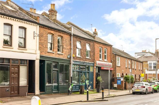 2 bed property, in Putney Bridge Road, £450,000