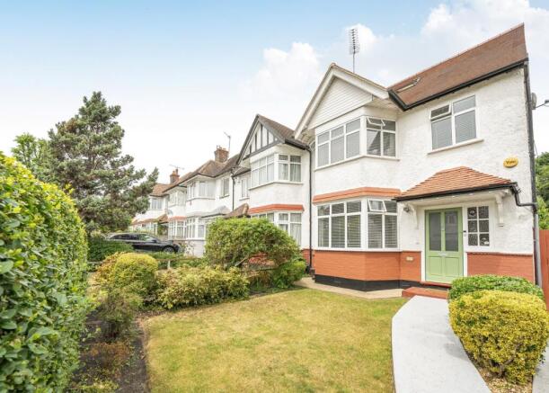 4 bed property, in Mayfield Avenue, £900,000