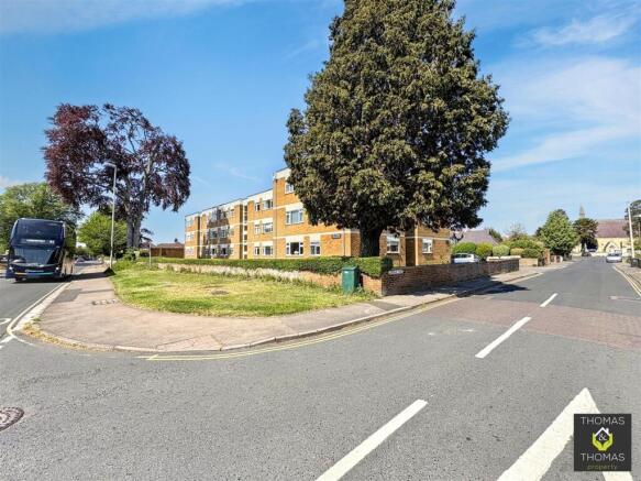 2 bed property, in Hucclecote Road, £130,000