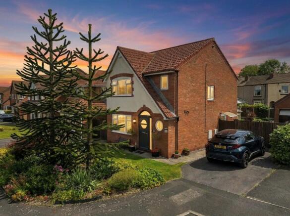 3 bed property, in Glover Drive, £370,000