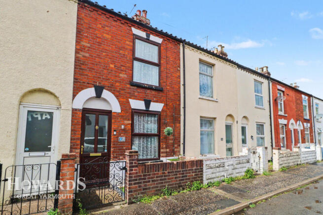 3 bed property, in East Road, £130,000