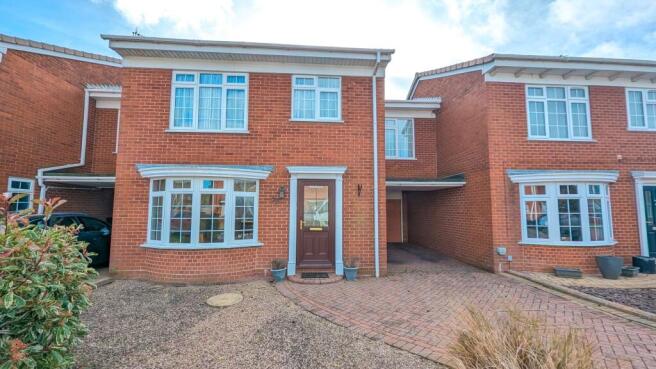 5 bed property, in Heron Close, £350,000