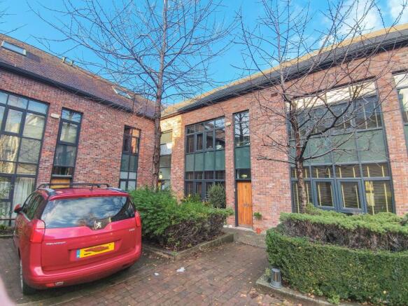 2 bed property, in City Road, £120,000