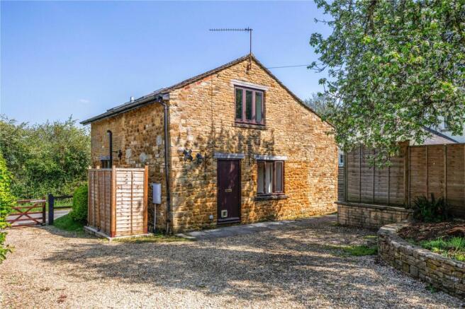 2 bed property, in Main Road, £450,000