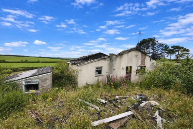4 bed property, in Holms Farm Road, £95,000