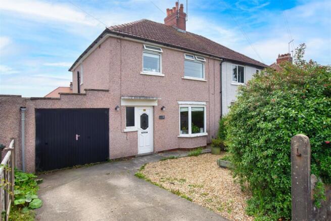 3 bed property, in Gloucester Avenue, £250,000