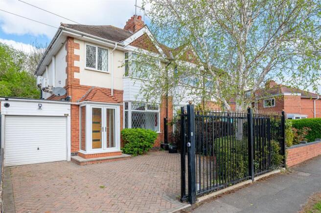 4 bed property, in Woodside Avenue, £375,000