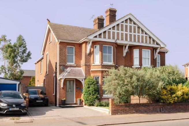 4 bed property, in Shrub End Road, £600,000