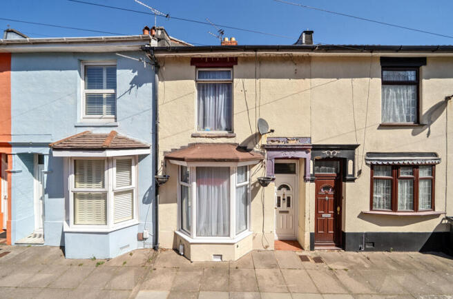 2 bed property, in Reginald Road, £215,000