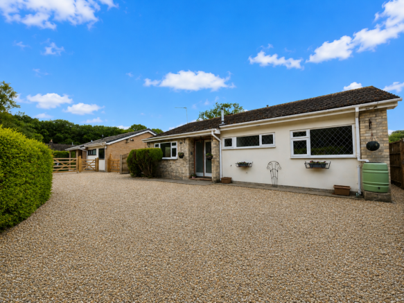 3 bed property, in Station Road, £400,000